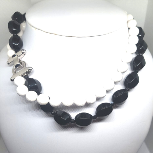 Immagine di Collana preziosa, elegante, conchiglia naturale bianca faccettata, onice nera a sasso, due fili, chiusura in argento bianco, artigianale